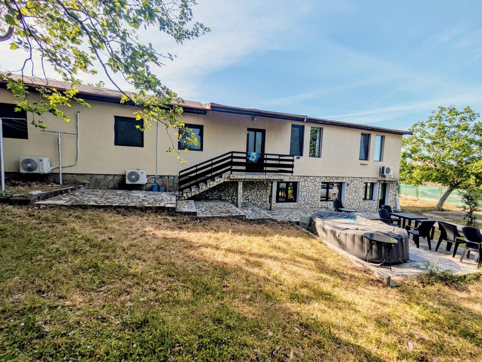 Yard overview with parking